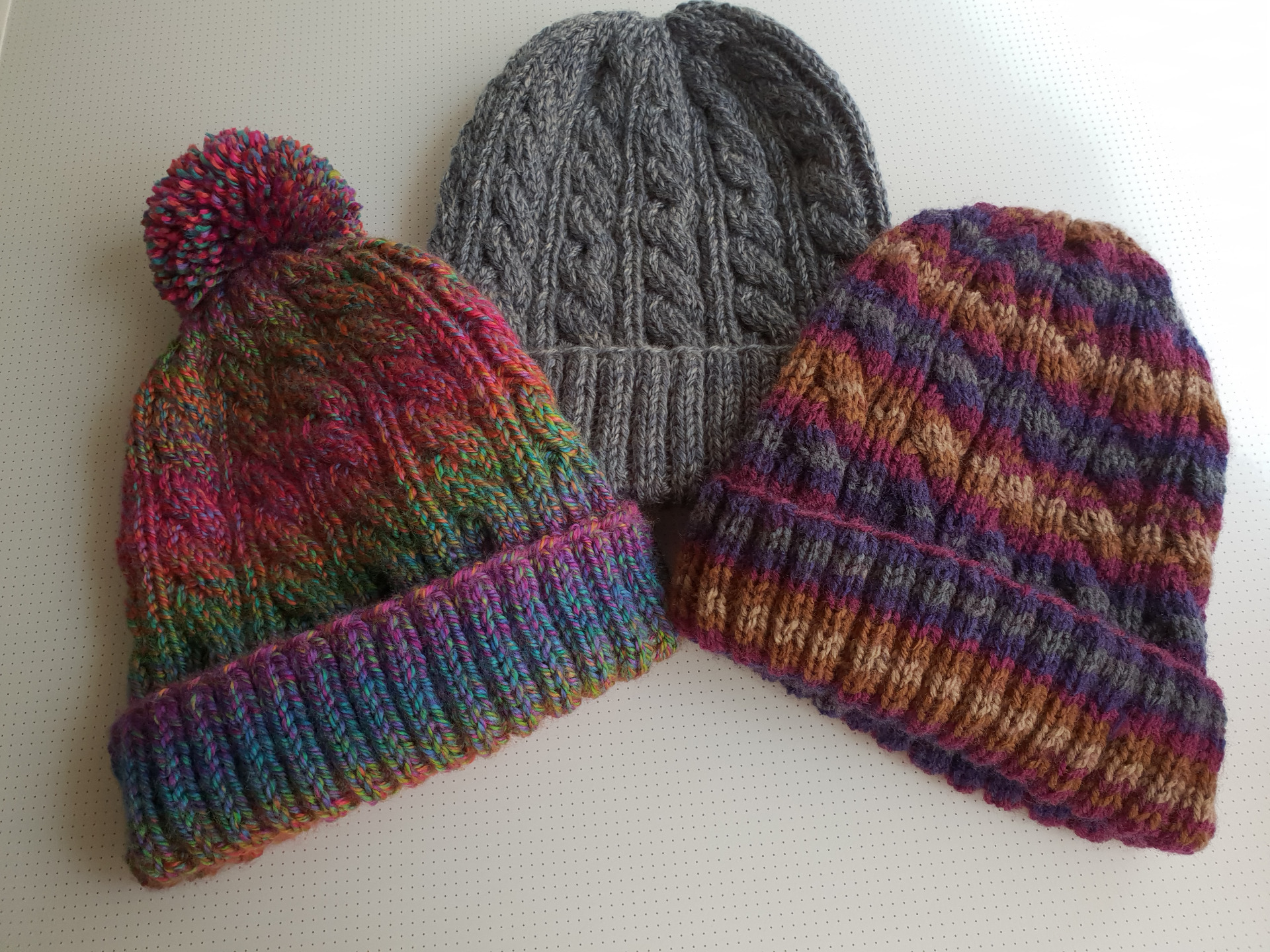 Gorros para adulto e criança em tricot